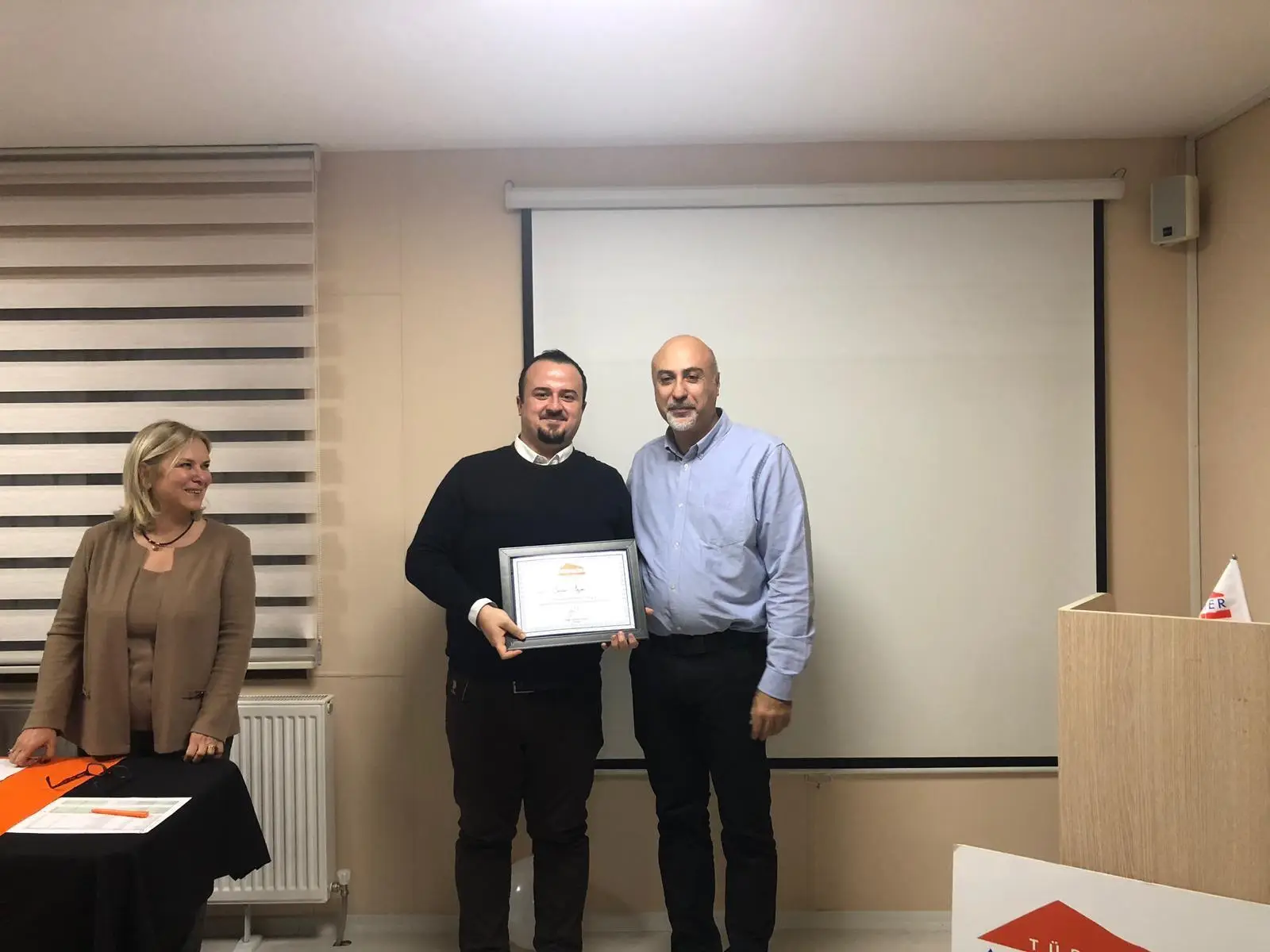 Türkiye Alzheimer Derneği, Yenilenen Gündüz Yaşam Evi'nde Düzenlediği Kokteylde, 40. İstanbul Maratonu'nda Dernek Yararına Koşarak En Çok Bağış Toplayan Takımlara, Teşekkür Belgelerini Ve Hasta Yakınları Tarafından El Yazısı İle Yazılan Mektuplarını Takdim Etti